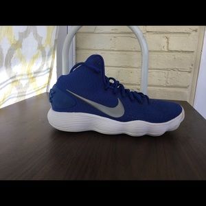 Nike girls basketball shoes